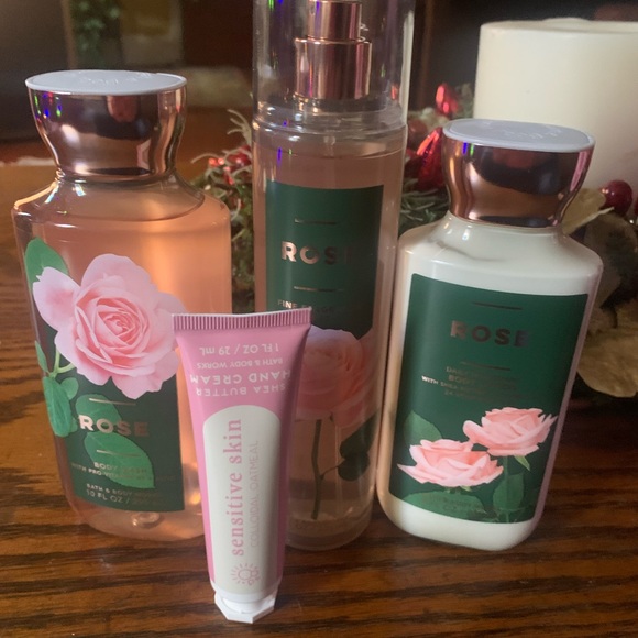 BATH & BODY WORKS GIFT SET IN ROSE - Picture 2 of 6